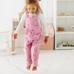 Devojčica preskače Lulë drvenu vijaču Lisica u igri