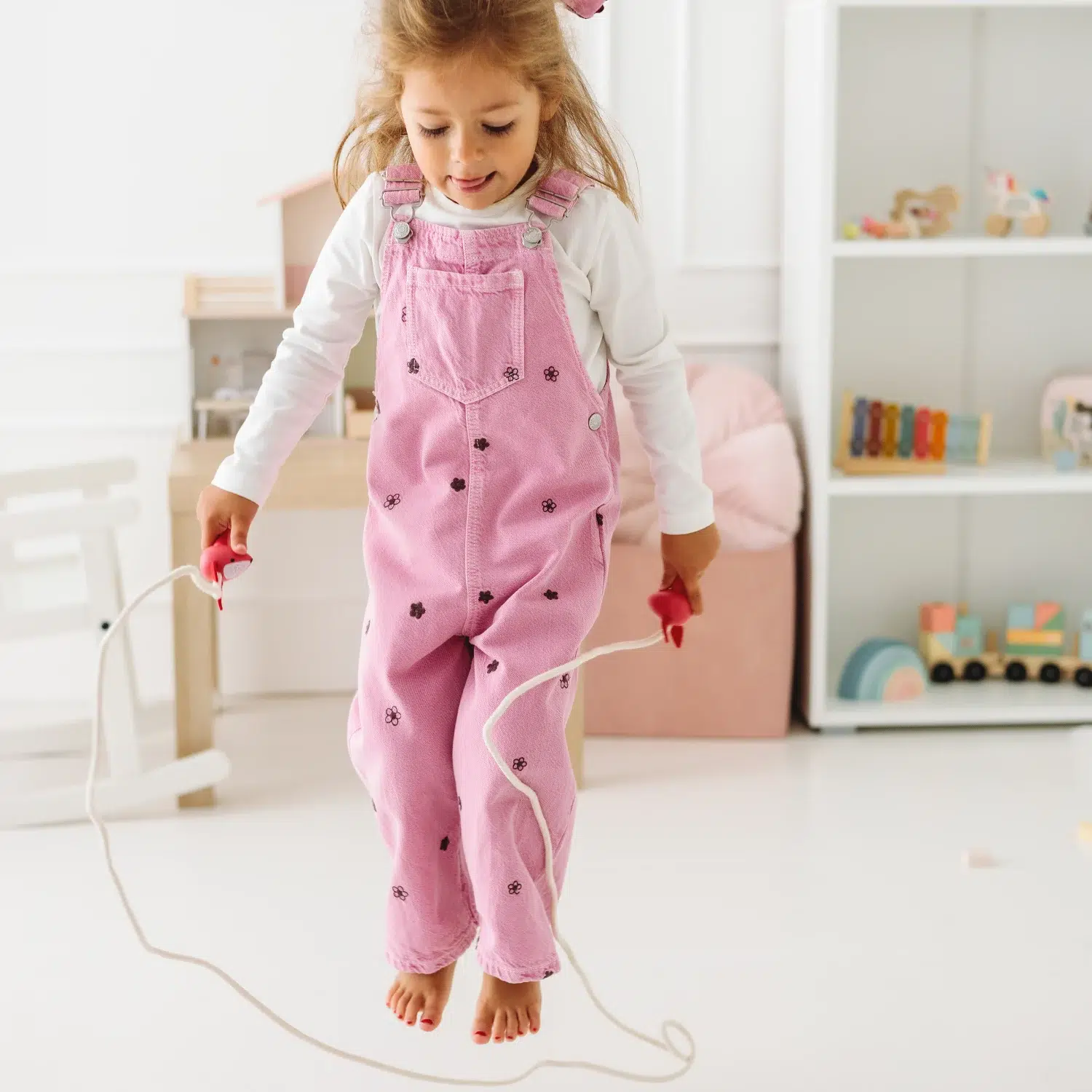 Devojčica u igri sa Lulë vijačom – Lisica Devojčica preskače Lulë drvenu vijaču Lisica u igri