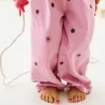 Devojčica se sprema za preskakanje Lulë drvene vijače Lisica