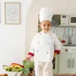 Dečak se igra sa Pino drvenom kuhinjom za decu – uloga malog kuvara