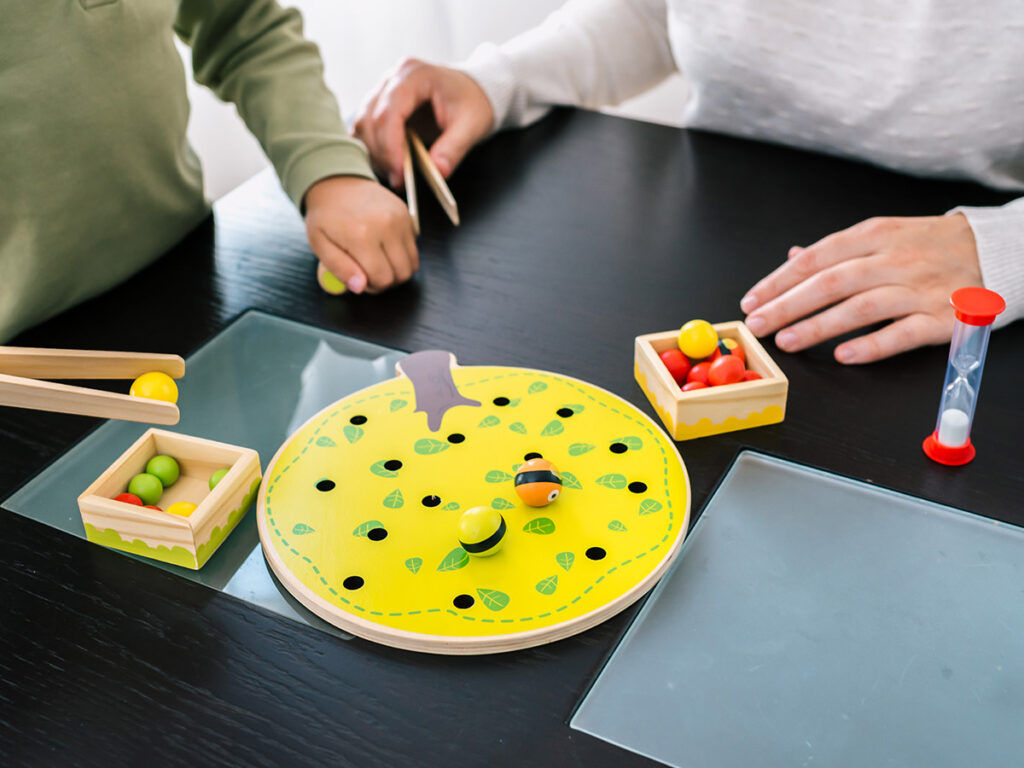 Pino Drustvena Igra Uhvati Jabuke Majka I Sin