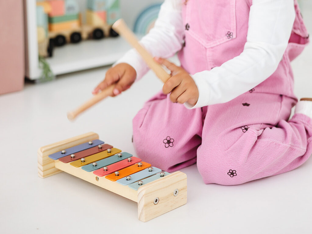 Devojcica Svira Metalofon