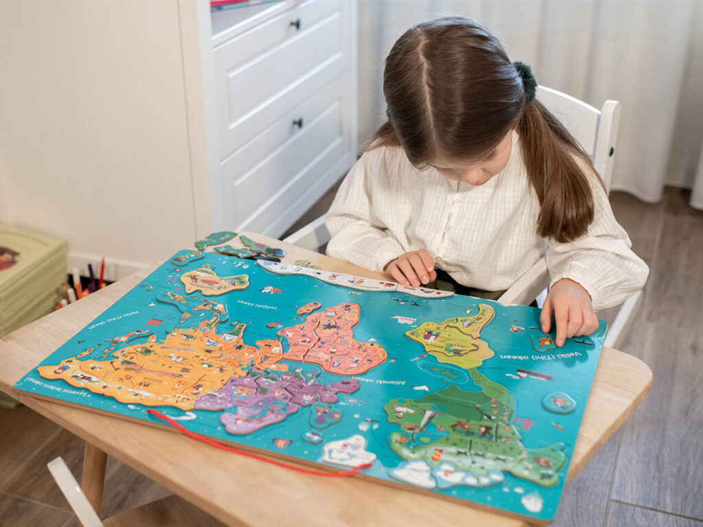 Pino Magnetna Mapa Sveta Na Srpskom Jeziku Devojcica Slaganje Drzava