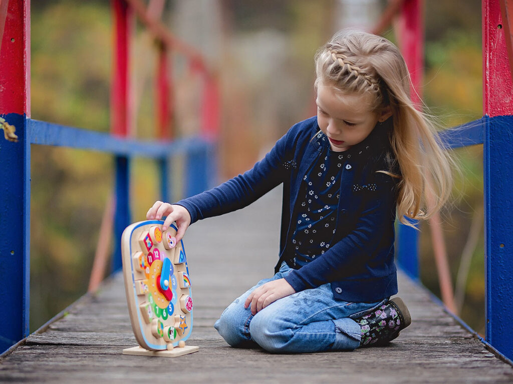 Devojcica Uci Da Gleda Na Sat U Prirodi