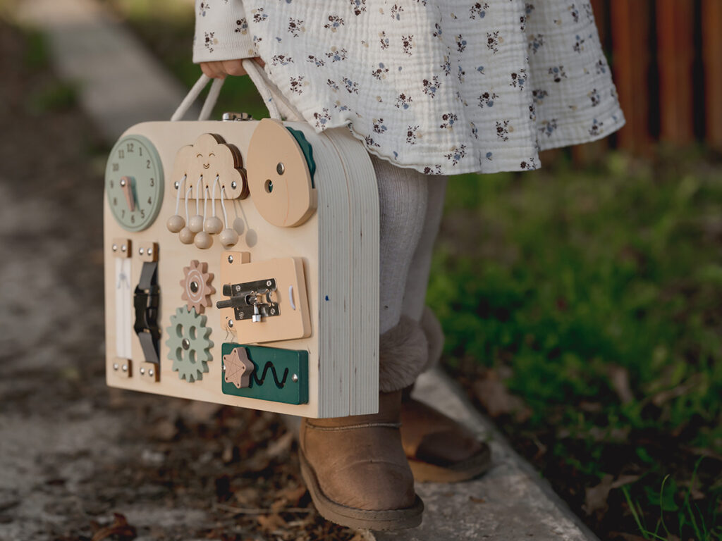 Pino Interaktivni Kofer Devojcica U Prirodi