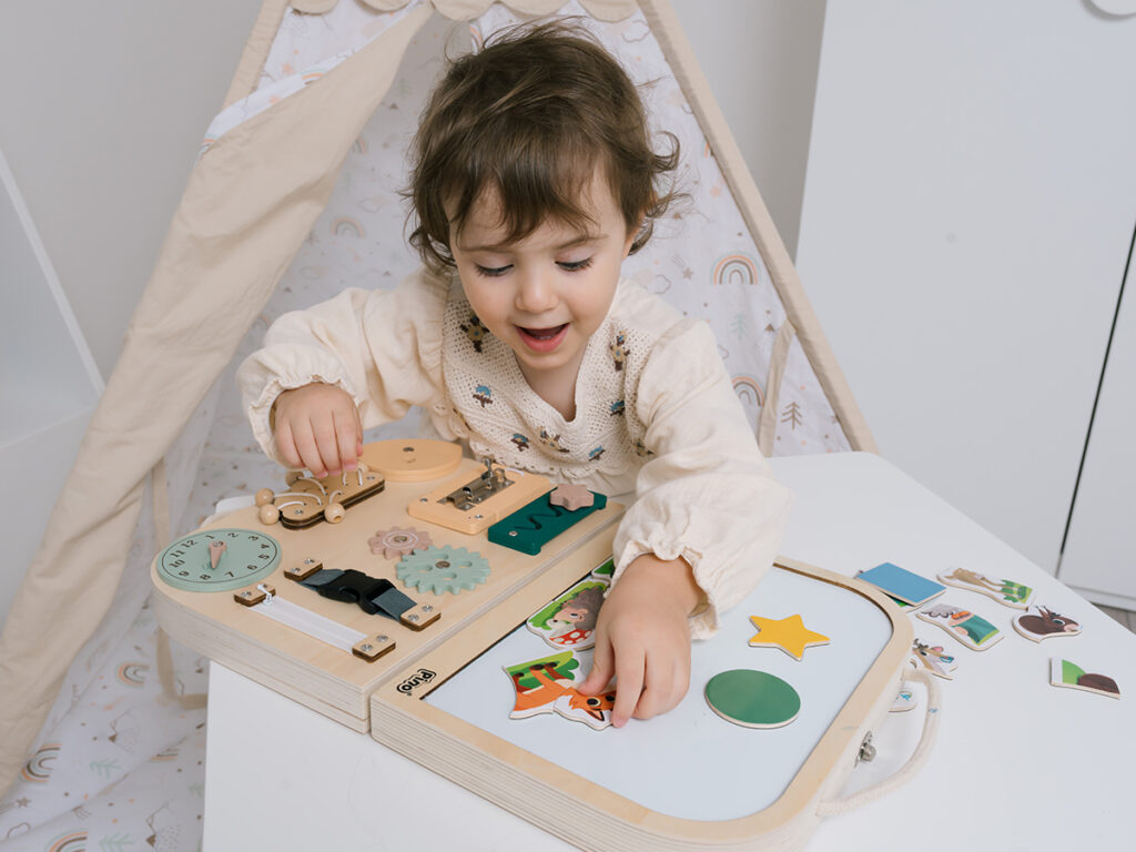 Pino Interaktivni Kofer Devojcica Uci Sumske Zivotinje Kroz Igru