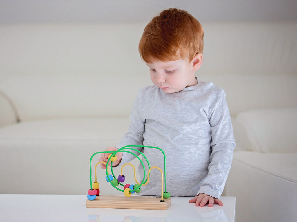 Decak Se Igra Sa Pino Lavirintom