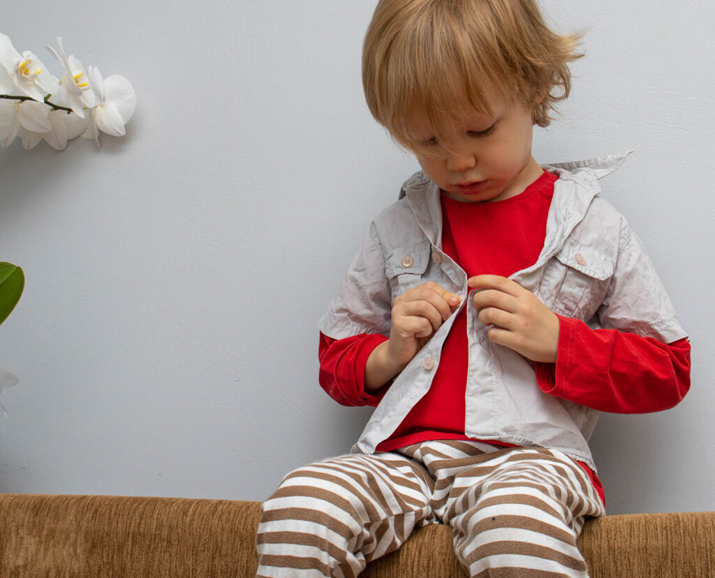 Vezbe Fine Motorike Dete Zakopcava Dugme Na Kosulji